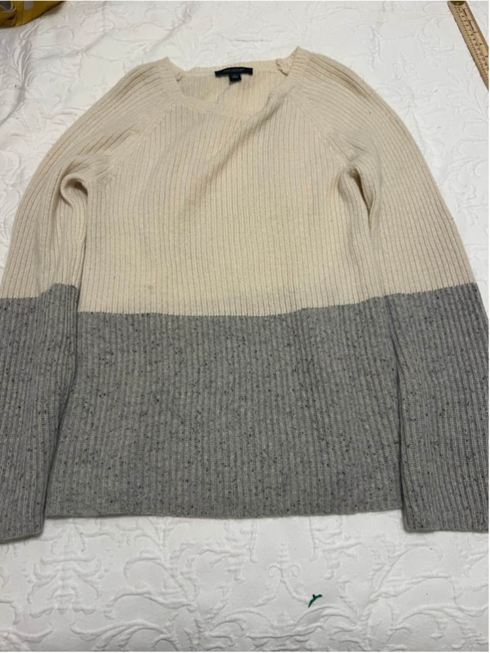 Women's Ann Taylor Cashmere Colorblock Sweater XS Beige Grey - Picture 2 of 8
